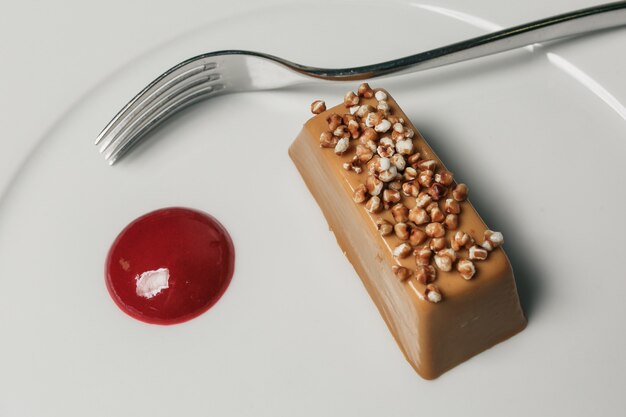 Pate de soja très savoureux avec du paprika sur plaque isolé sur fond blanc. La photo d&#39;en haut