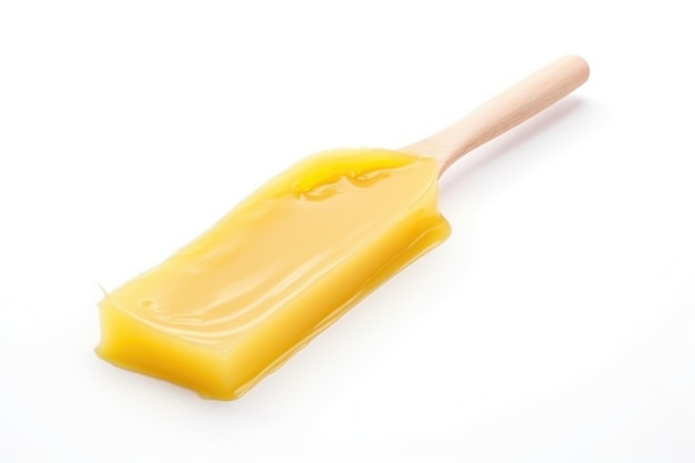 Pâte de sucre jaune liquide ou cire pour épilation sur fond blanc