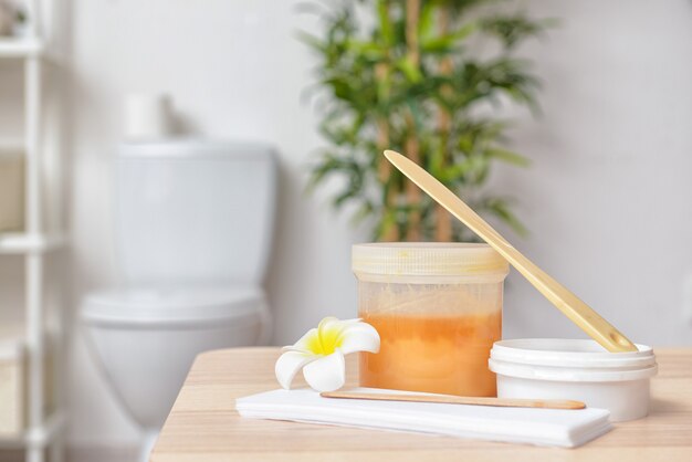 Pâte à sucre pour épilation dans la salle de bain