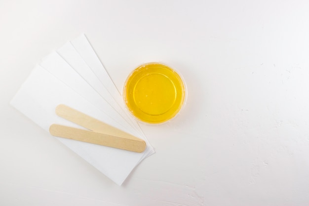 Photo pâte à sucre pour sucrer dans un bocal avec une spatule en bois. épilation, épilation.