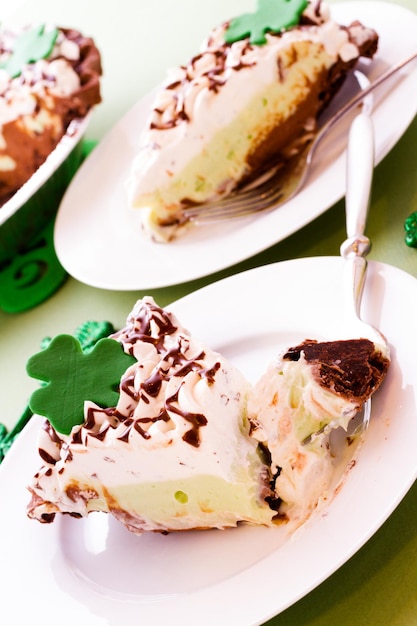 Pâte à tarte chic avec mousse chic et mousse blanche à la menthe chic avec crème fouettée sur le dessus.