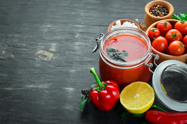 Pâte de tomate Ketchup aux légumes maison Vue de dessus Sur fond noir Espace libre pour le texte