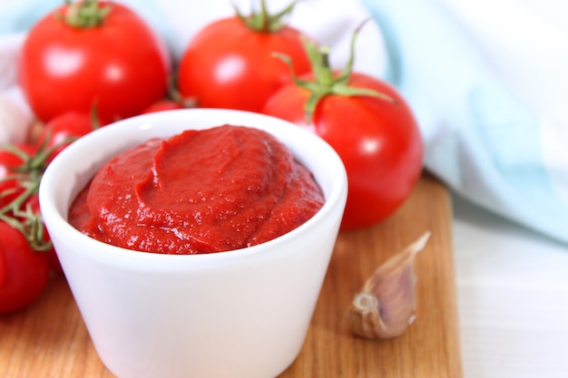 Pâte de tomate sur la sauce tomate vue de dessus de table