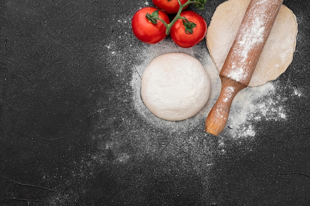 Photo pâte et tomates pour pizza