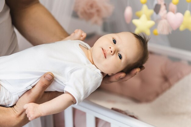 Photo paternité familiale et concept de personnes père heureux tenant une petite fille à la maison