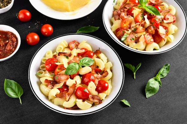 Pâtes au bacon, tomate, parmesan et feuilles de basilic