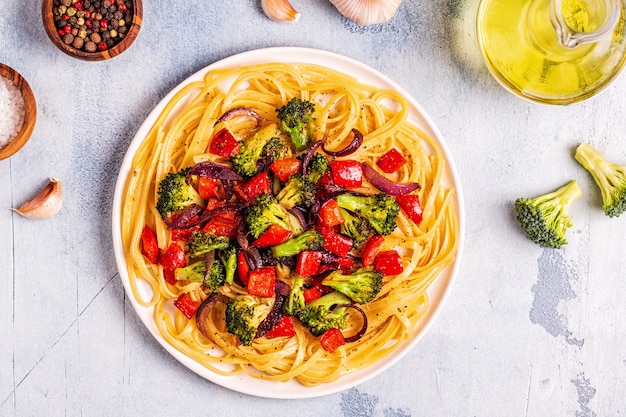 Pâtes au brocoli, poivre, oignon.