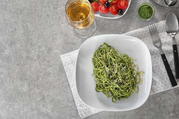 Pâtes au pesto de basilic sur assiette