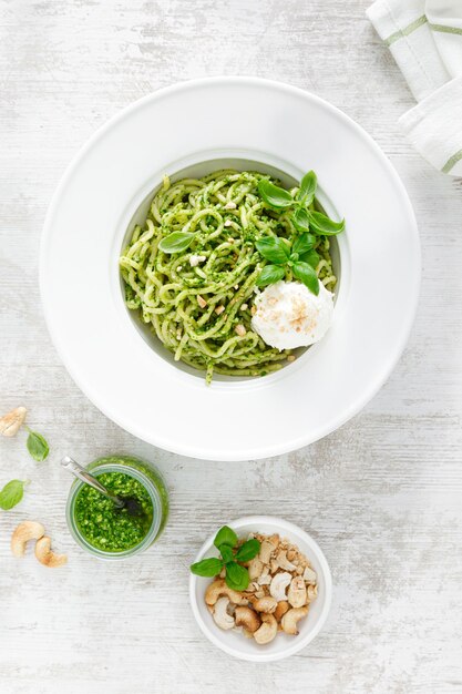 Pâtes au pesto de basilic noix de cajou et fromage à la crème Vue de dessus