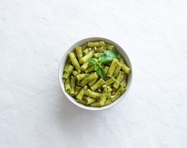 Pâtes au pesto. Cuisine italienne. Alimentation équilibrée. La nourriture végétarienne.