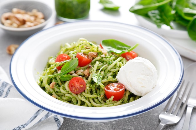 Pâtes au pesto d'épinards, noix de cajou et fromage à la crème