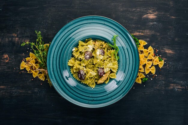 Pâtes au pesto Sur un fond en bois Cuisine italienne Vue de dessus Espace de copie