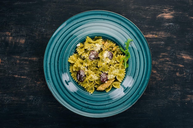 Pâtes au pesto Sur un fond en bois Cuisine italienne Vue de dessus Espace de copie