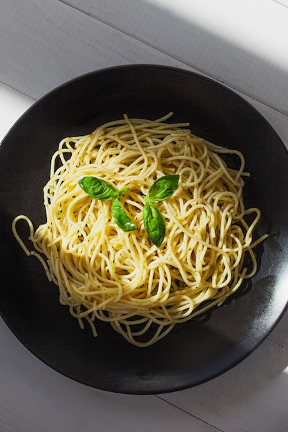 Pâtes Au Pesto Sur Une Plaque Noire Sur Fond Clair