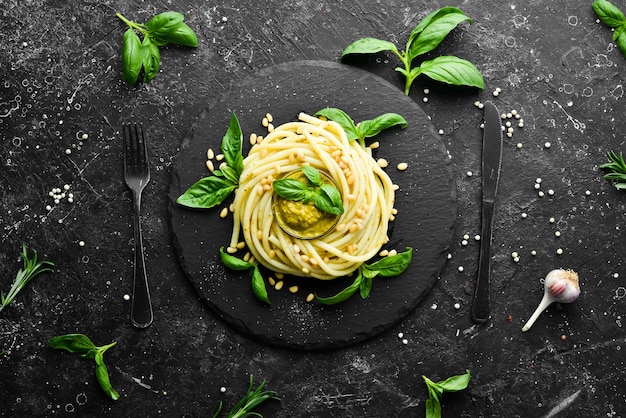 Pâtes au pesto sauce basilic et pignons Cuisine italienne Vue de dessus