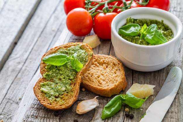 Pâtes au pesto et tomates