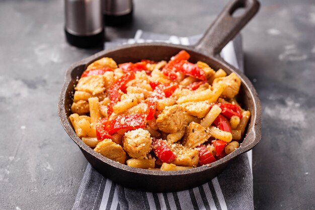 Photo pâtes au poulet et au poivre à la sauce tomate