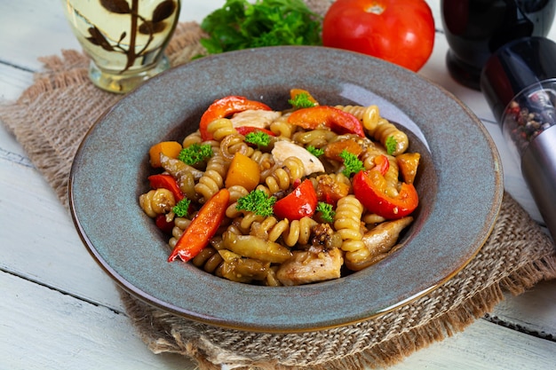 Pâtes au poulet frit champignons poivre et potiron