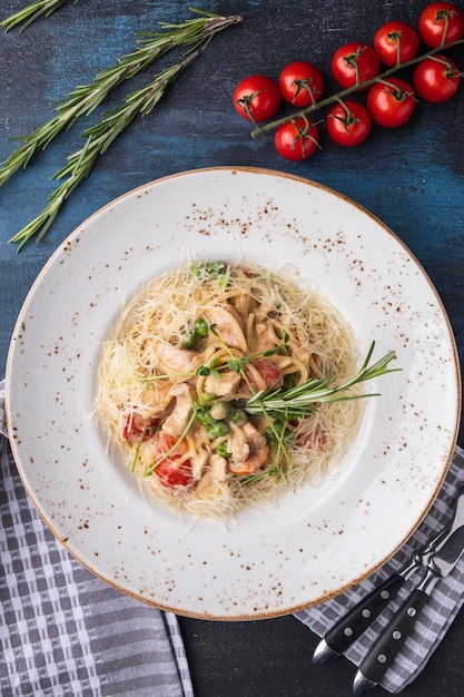 Pâtes au poulet, légumes et fromage. Vue de dessus