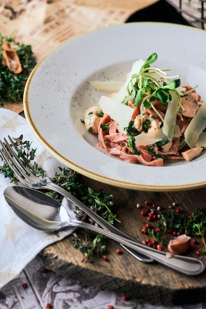 Pâtes au saumon et aux épinards sur fond de bois