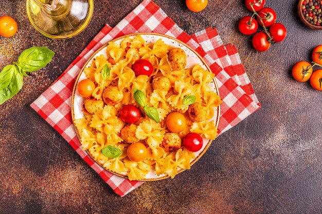 Pâtes aux boulettes de viande et sauce tomate