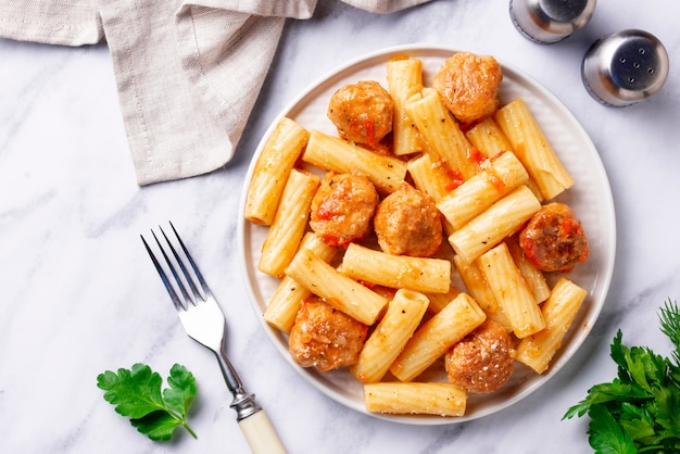 Pâtes aux boulettes de viande à la sauce tomate,