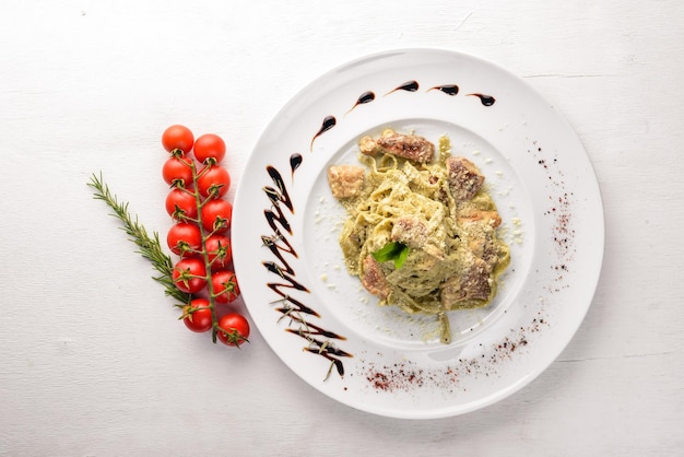 Pâtes aux champignons blancs et sauce à la crème Tagliateli Cuisine italienne Espace libre pour votre texte Vue de dessus