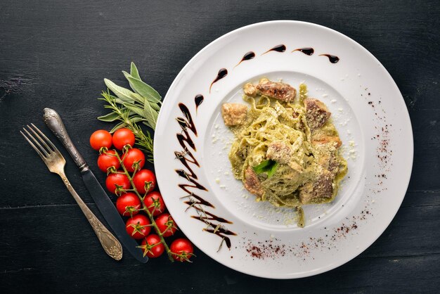 Pâtes aux champignons blancs et sauce à la crème Tagliateli Cuisine italienne Espace libre pour votre texte Vue de dessus