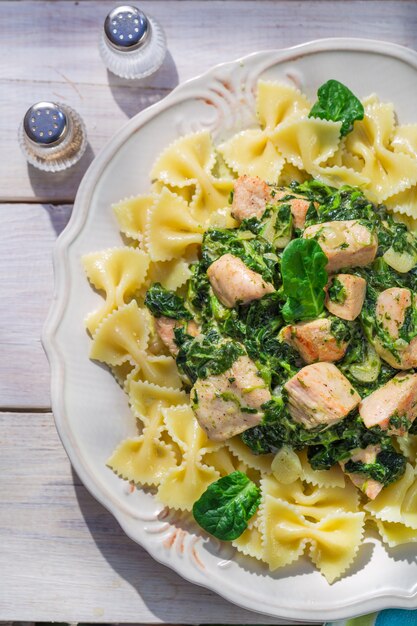 Pâtes aux champignons sur table en bois