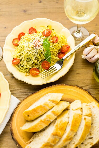 Pâtes aux cheveux d'ange maison avec sauce pesto et tomates cerises rôties.