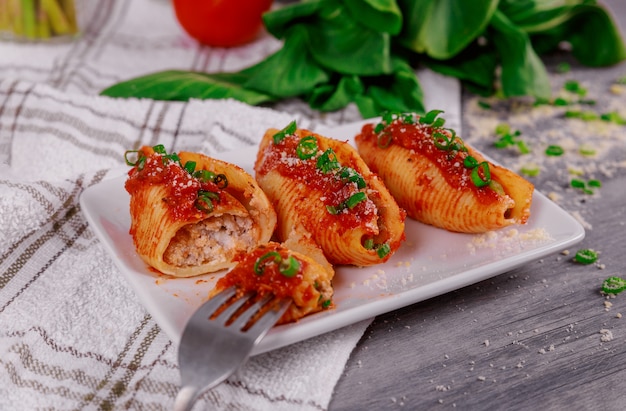 Pâtes aux coquilles géantes fourrées à la ricotta et au basilic.