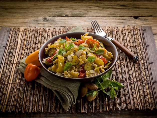 Pâtes aux courgettes capsicum et amandes effilées