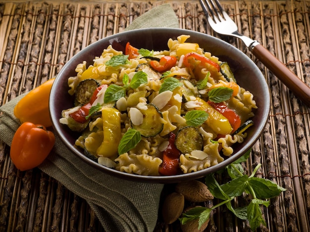 Pâtes aux courgettes capsicum et amandes effilées