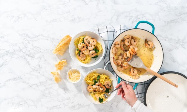 Pâtes aux crevettes à l'ail avec épinards