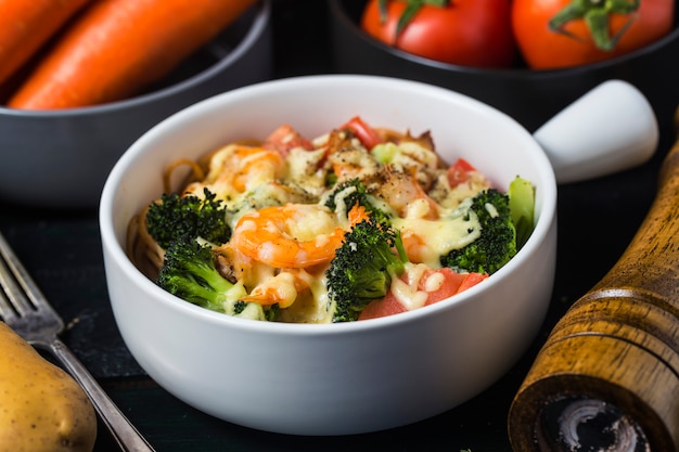 Pâtes aux crevettes grillées au fromage