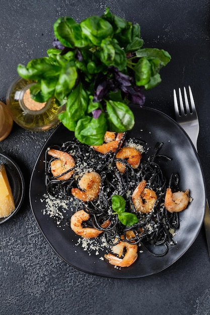 Pâtes aux crevettes noires à l'huile d'olive et au parmesan