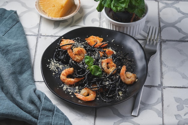 Pâtes aux crevettes noires à l'huile d'olive et au parmesan