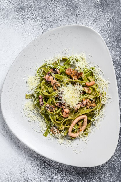 Pâtes aux épinards Fettuccine verte aux fruits de mer en sauce à la crème