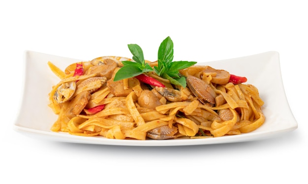 Pâtes aux fruits de mer aux palourdes Spaghetti alle Vongole Spaghetti Dry Clam in Thai Chili Paste Basilic isolé sur fond blanc avec Clipping Path