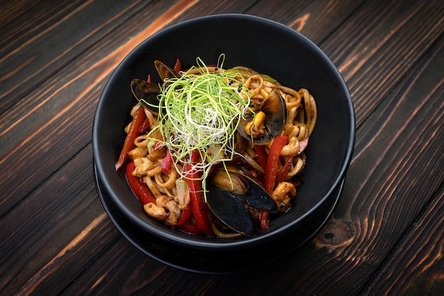 Pâtes aux fruits de mer et légumes avec une petite profondeur de champ