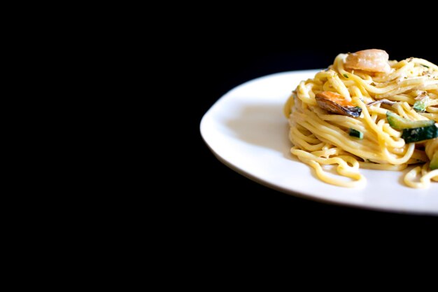 Pâtes aux fruits de mer Spaghetti aux crevettes Coquillages et courgettes