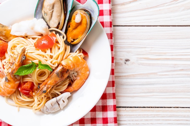 Pâtes aux fruits de mer Spaghetti aux palourdes, crevettes, squis, moules et tomates