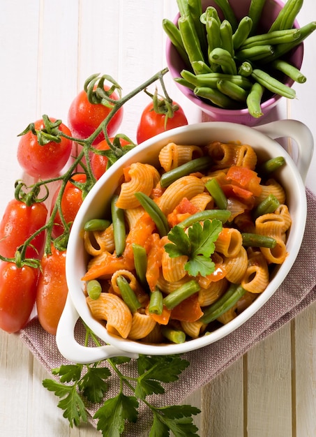 Pâtes aux haricots verts et tomates fraîches