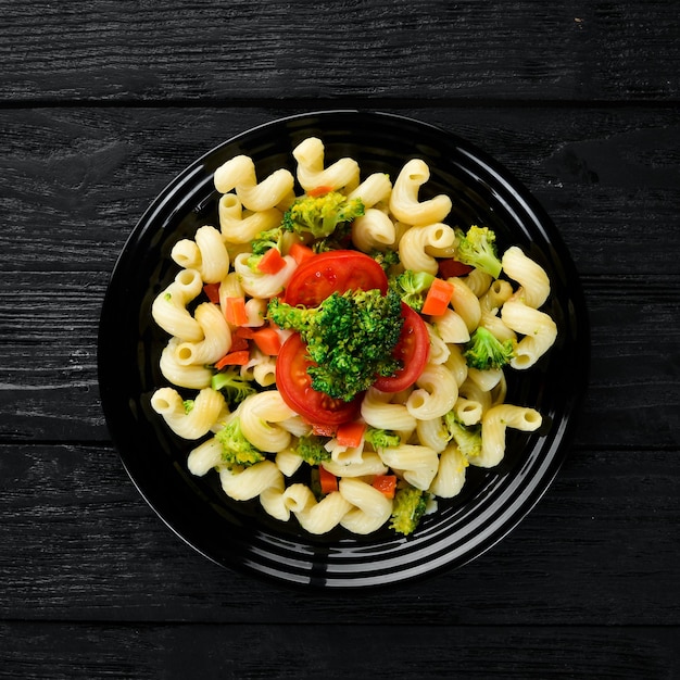 Pâtes aux légumes Sur fond noir Vue de dessus Espace libre pour votre texte