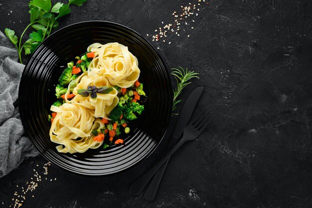 Pâtes aux légumes Nouilles Vue de dessus Sur fond noir Espace de copie gratuit