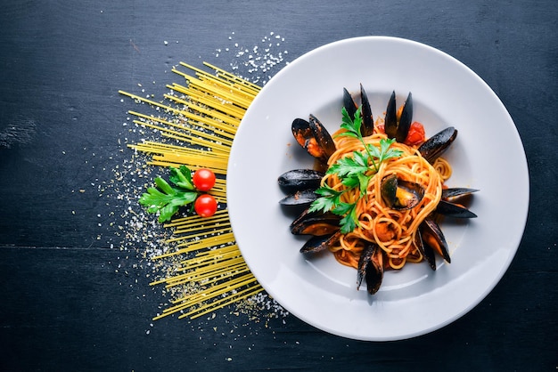 Pâtes aux moules et fruits de mer Cuisine traditionnelle italienne Sur un fond en bois Vue de dessus Espace libre pour votre texte