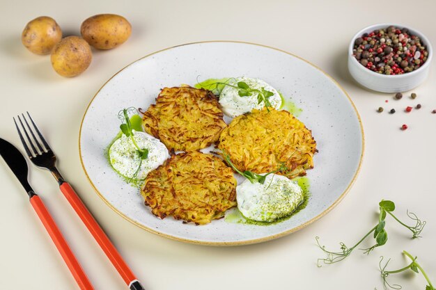 Pâtes aux poivrons et oignons en sauce tomate avec légumes grillés