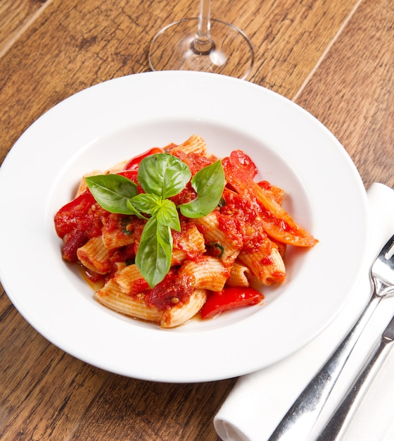 Pâtes aux tomates et basilic