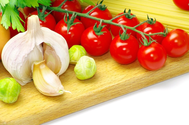 Pâtes aux tomates sur fond blanc