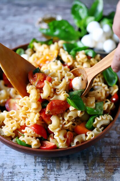 Pâtes aux tomates mozzarella et basilic cuisine italienne